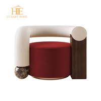 Fauteuil d'appoint de luxe pour salon, design élégant, revêtement en bois et tissu, base en marbre, fauteuil de détente