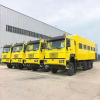 Camions tout-terrain HOWO 4x4 6x6, transport de passagers, fourgonnette pour 30 personnes, bus de camping, camion-cuisine, véhicule de vente ambulante, voiture touristique pour le désert