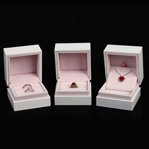 WEIMEI Anillo Collar Brazalete Boda Regalo de San Valentín Embalaje Joyero de papel de cuero blanco - Product Image 3