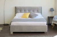 Cadre de lit moderne en tissu gris clair rembourré avec rangement intégré