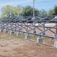 Structure de montage solaire en acier revêtu Zn-Al-Mg pour grands projets, avec fondation en béton – Fournisseur de systèmes de montage au sol solaires