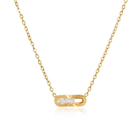 Collier pendentif ovale élégant en acier inoxydable plaqué or 18 carats avec zircon et détails sculptés, design classique et délicat J&D Original Design