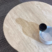 Table basse en travertin irrégulier de luxe italien, pierre naturelle, pieds en bois massif, design moderne, meubles de salon