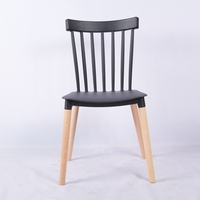 Chaise scandinave populaire en gros 2026, nouveau design, chaise de salle à manger en plastique pour restaurant