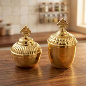 Tarro de especias redondo dorado con tapa y cuchara, contenedor metálico vintage hecho a mano para almacenamiento en la cocina, diseño hermético - Product Image 1