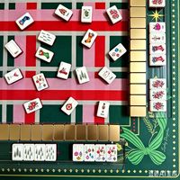 Coffret Cadeau de Mahjong Américain pour Noël et les Fêtes d'Hiver, avec Tuiles de Mahjong Ornées, Motif Sapin et Imprimé Chaussette, Idéal pour Cadeau et Fête