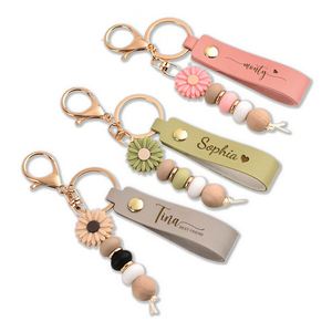 Porte-clés personnalisé gravé avec le nom Daisy - Porte-clés en cuir perlé, Charme de sac floral mignon, Cadeaux de remise de diplôme et d'anniversaire - Product Image 1