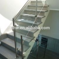 Balustrade d'escalier extérieure avec verre extra clair de 12 mm et main courante décalée pour maison