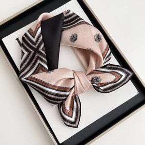 Pañuelo de Seda Cuadrado con Diseño de Cine, 65cm, de Seda de Morera Estampada, para Mujer, Estilo de Viaje a la Moda Verano 2026 - Product Image 2