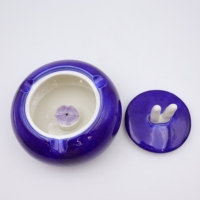 Cendrier en céramique sans fumée violet en forme de V avec couvercle et lèvres décoratives, accessoire de fumeur original pour cigarettes – Vente en gros
