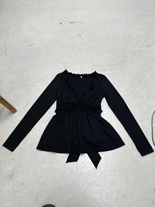 Camiseta Elegante y Transpirable de Punto Sólido con Cuello en V y Estampado Digital - Product Image 2