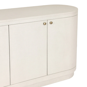 Buffet Amelia, fabriqué de manière unique à partir de lin peint en ivoire, un buffet aux courbes magnifiques qui donne une forme généreuse à un espace de rangement spacieux. - Product Image 3