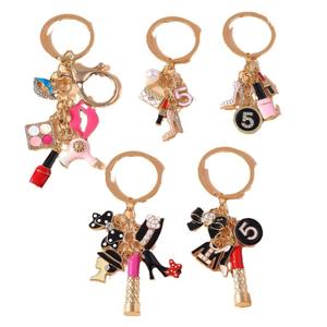 Mini porte-clés sèche-<span class=keywords><strong>cheveux</strong></span> dégoulinant d'<span class=keywords><strong>huile</strong></span> nouvel accessoire de vêtements de beauté tendance avec brillant à lèvres numérique en métal - Product Image 1