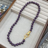 Collier de luxe gothique avec fermoir tête de serpent en laiton, perles violet foncé et finition plaqué or mat, vente en gros