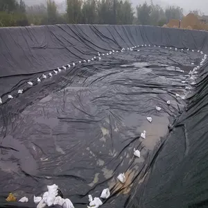 1.5 มม. 2.0 มม. HDPE geomembrane แผ่น HDPE สีดํากันน้ําสําหรับโครงการซับในบ่อ