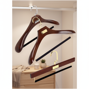 Cintres en bois marron personnalisés avec logo, cintres de luxe à épaules larges pour costumes et pantalons avec barre antidérapante floquée - Product Image 1
