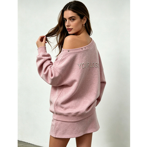 Set da Donna Personalizzato con Logo in Strass, Felpa Senza Spalle e Minigonna, Dettagli con Borchie, Stile Casual Streetwear per Boutique - Product Image 3