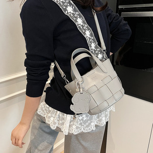 <span class=keywords><strong>Sac</strong></span> bandoulière tressé pour <span class=keywords><strong>femme</strong></span> avec rabat, sacs à bandoulière en cuir <span class=keywords><strong>de</strong></span> qualité avec chaîne épaisse, sacs messager pour <span class=keywords><strong>femme</strong></span>, <span class=keywords><strong>sac</strong></span> à main féminin 2025 - Product Image 3