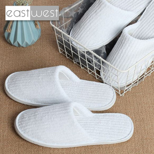 Pantuflas Desechables Blancas Unisex para Hotel, de Terciopelo Coral con Logotipo Personalizado, Suela de EVA, Marca EastWest, Hechas en China - Product Image 3