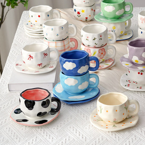Hermoso juego de taza y platillo de porcelana, regalo comercial, forma irregular, para desayuno, con color bajo esmalte y pintado a mano, para exportación. - Product Image 2