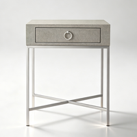 Table de chevet carrée de luxe haut de gamme avec panneaux en cuir gaufré et base métallique pour chambre à coucher