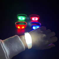 Bracelet LED TPU Redshark 2025 à activation sonore, logo personnalisé, lumière RGB, idéal pour l'extérieur, les fêtes, la remise des diplômes, le Ramadan - Vente en gros