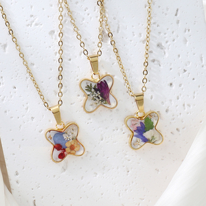 สร้อยคอแฮนด์เมดลายใบโคลเวอร์สี่แฉกประดับดอกไม้แห้งแท้ กรอบสแตนเลส เรซิ่นทันสมัย ของขวัญวันวาเลนไทน์สำหรับผู้หญิง - Product Image 5