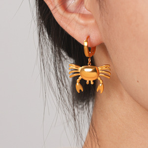 Pendientes de aro con diseño de cangrejo en acero inoxidable chapado en oro de 18K, temática oceánica, impermeables, no se decoloran, joyería delicada para mujer, para fiestas y uso diario. - Product Image 1