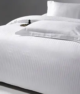نسيج فندقي 240 T متميز من قماش الساتان المتموج 0.5 سم شريط T/C 50/50 لغطاء سرير فندقي ملاءة سرير