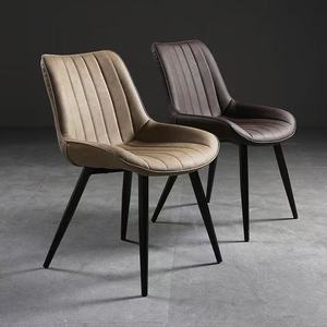 Chaise de salle à manger en cuir capitonnée de style italien, design moderne et minimaliste pour les lieux commerciaux, usage adulte - Product Image 1