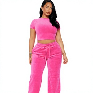 Ensemble survêtement 2 pièces tendance pour femme avec logo personnalisé – Haut court et pantalon de jogging - Product Image 1