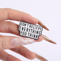 Épinglette en émail « Ne crois pas tout ce que tu penses », citation amusante, réflexion personnelle, conscience critique, broche, badge de revers