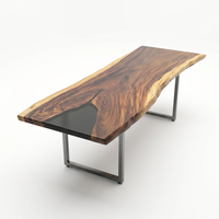 Table de salle à manger en bois massif de style moderne avec bord naturel et résine époxy