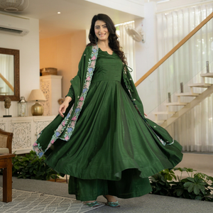 Traje Anarkali Tradicional de Seda Vichitra Verde Intenso NC para Mujer, Corte Holgado, Largo hasta el Suelo, Estilo Indio-Pakistaní, Secado Rápido, para Todas las Estaciones - Product Image 1