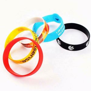 Bracelets en tissu écologiques gaufrés fins pour événements sportifs – Vente en gros - Product Image 4