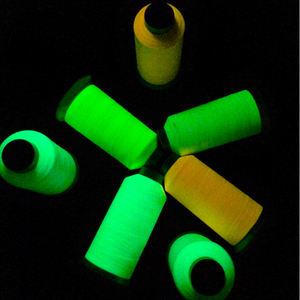 150D/2 Fotoluminescerend polyester lichtgevend naaigaren borduurgaren voor het borduren van glow-in-the-dark kleding logo label - Product Image 5