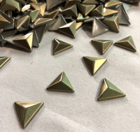 Accessoires de vêtement d'estampage à chaud Rhinestud de triangle lâche pour la vente en gros en vrac pour la décoration de bagages