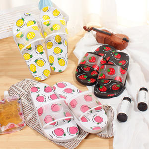 Pantoufles de fruits d'été pour femmes, mode estivale, tongs fraises pour étudiantes, tongs plates à fond souple pour la plage. - Product Image 4