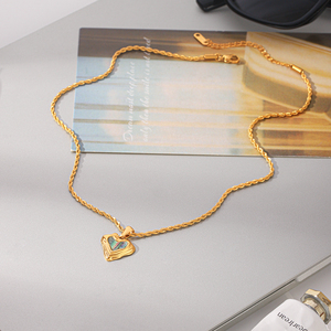 H&C Jewelry Wholesale - Collar con Colgante de Corazón Martillado de Acero Inoxidable Chapado en Oro PVD de 18K con Incrustaciones de Concha de Abulón - Product Image 5