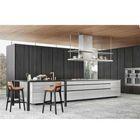 Îlot de cuisine moderne sur mesure en bois massif teinté avec comptoirs en granit et évier