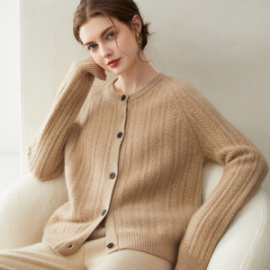Nouveaux cardigans en laine de mouton à boutons, épais et élégants, personnalisables pour femmes - Style hiver pour femme de bureau - Product Image 3