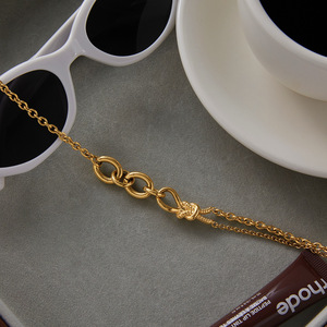 Collar de cadena de eslabones con cierre OT asimétrico con diseño clásico de piedra de circón para mujer de acero inoxidable chapado en oro de 18 quilates - Product Image 5
