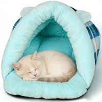 Niche pour chat triangulaire moderne de luxe, abri fermé en tissu pour l'intimité de l'animal et lit de voyage pour chat
