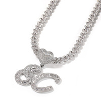 Pendentif personnalisé avec nom, fermoir cœur délicat en laiton, serti de diamants CZ taille baguette, initiales en lettres majuscules et minuscules, style cursive