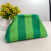 Tas Makeup Rajut Logo Bordir Kustom Bergaris Flyknit Portabel, Tas Clutch Cloud Hadiah, Tas Kosmetik Rajut Wanita