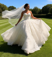 Robe de mariée moderne élégante sans manches, coupe princesse, décolleté cœur, traîne chapelle