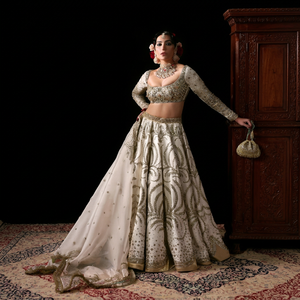 Lehenga de mariée pour femmes avec tissu de qualité supérieure, broderie élégante, design luxueux, couleurs riches, silhouette gracieuse, tenue de mariage - Product Image 3