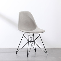 Chaise de salle à manger moderne et simple en fer forgé avec rembourrage doux, dossier créatif, style luxueux et raffiné pour usage domestique