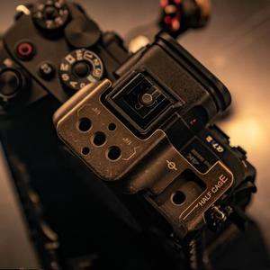 TILTA Iron Head Half Cage para Sony A7S3, accesorio portátil para cámara de fibra de carbono, 95g - Product Image 1
