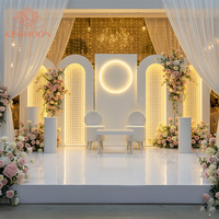 Panneau de fond en acrylique LED moderne et luxueux avec couleur et taille personnalisées pour les scènes de mariage et les événements festifs